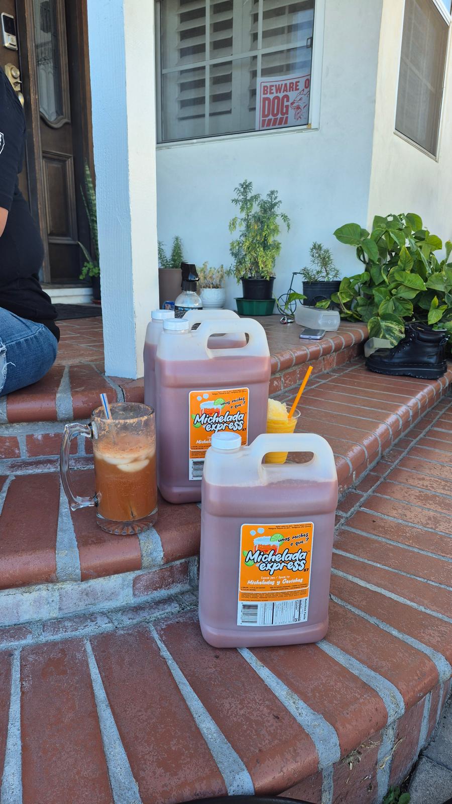 Galones de Michelada Express con michelada preparada